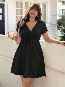SHEIN EZwear 加大码黑色纹理前抽绳短袖休闲连衣裙，夏季 - 黑色 - 查看 1
