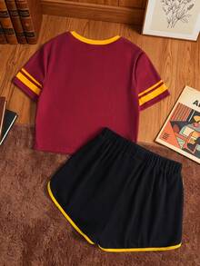 HARRY POTTER X SHEIN طقم تي شيرت بياقة مستديرة وأكمام قصيرة مع طباعة الحرف والخطوط وشورت بتريم متباين للفتيات المراهقات - عنابي اللون - مشاهدة 2