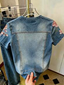 Camiseta de mujer con cuello redondo, estampado digital de flores y tachuelas - Multicolor 4 - Ver 2