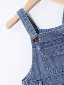 SHEIN Playful Pals 幼童中性牛仔吊帶褲，淺藍復古色，休閒舒適復古風，可調式吊帶 + 側扣，破洞褲腿設計，毛邊邊緣，柔軟棉質牛仔布，適合夏季度假、音樂節、日常穿著、上學、聚會、通勤 - 中等水洗藍 - 查看 5
