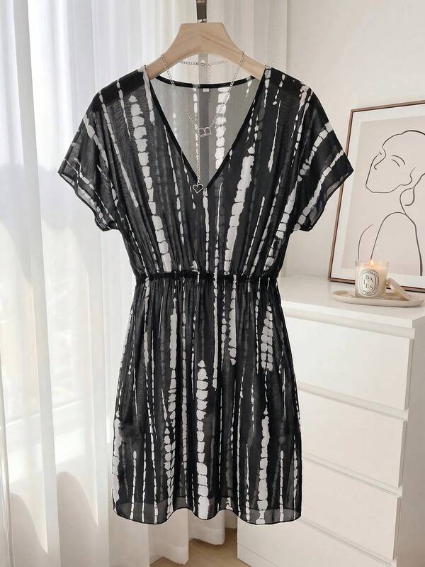 Resyla فستان غطاء بأكمام خفيفة مربوط بالأربطة للنساء للعطلات، مجموعة ملابس السباحة النسائية الجديدة لربيع/صيف 2026: أنيقة، رومانسية، جذابة وحلوة؛ بسيطة، كاجوال وعملية؛ تتميز بملابس سباحة بفيونكة، وسادات قابلة للإزالة، وطباعات ملونة ذات موضوع عطلات. مثالي للخروجات الصيفية، عطلات الشاطئ، رحلات الجزر، التشمس، رحلات السيارة، حفلات السفن السياحية، الشاي بعد الظهر، العشاء بالشموع، المواعيد الرومانسية، الحفلات الخاصة، الارتداء اليومي، الأسلوب الكاجوال، وحتى مهرجانات الموسيقى. ملابس سباحة لا غنى عنها لرحلة شاطئية صيفية رائعة! غطاء ملابس السباحة للنساء، فساتين شاطئ للنساء، غطاء شاطئ للنساء، فستان شاطئ شفاف، ملابس عطلات للنساء، فستان عطلات للنساء، ملابس سباحة للنساء