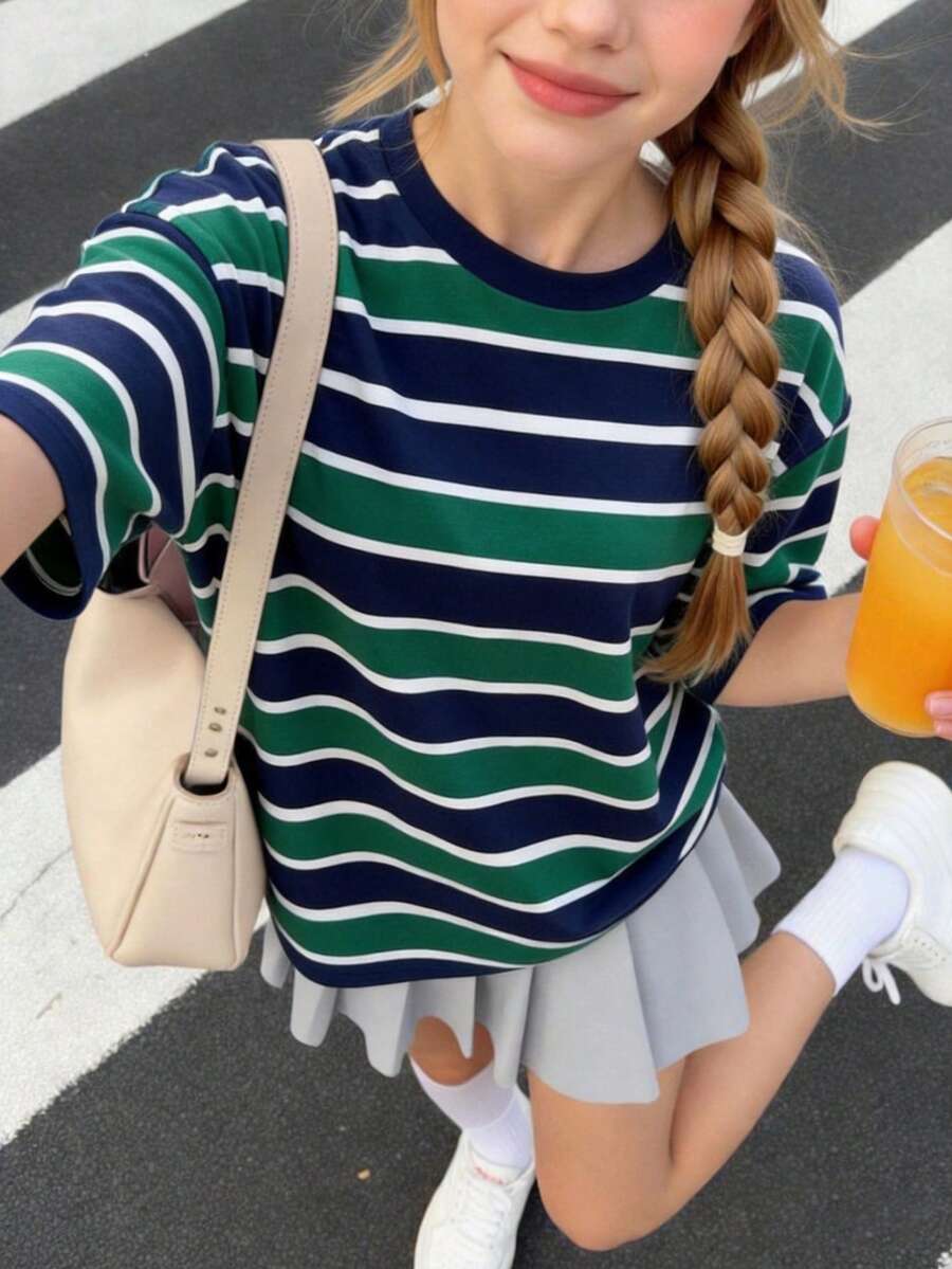 1件青少年女孩休閒極簡綠色與深藍色條紋短袖圓領T恤,適合夏季穿著,展現輕鬆休閒風格,結合休閒時尚感,適合營造輕鬆氛圍,凸顯優雅 - 彩色 - 查看 1