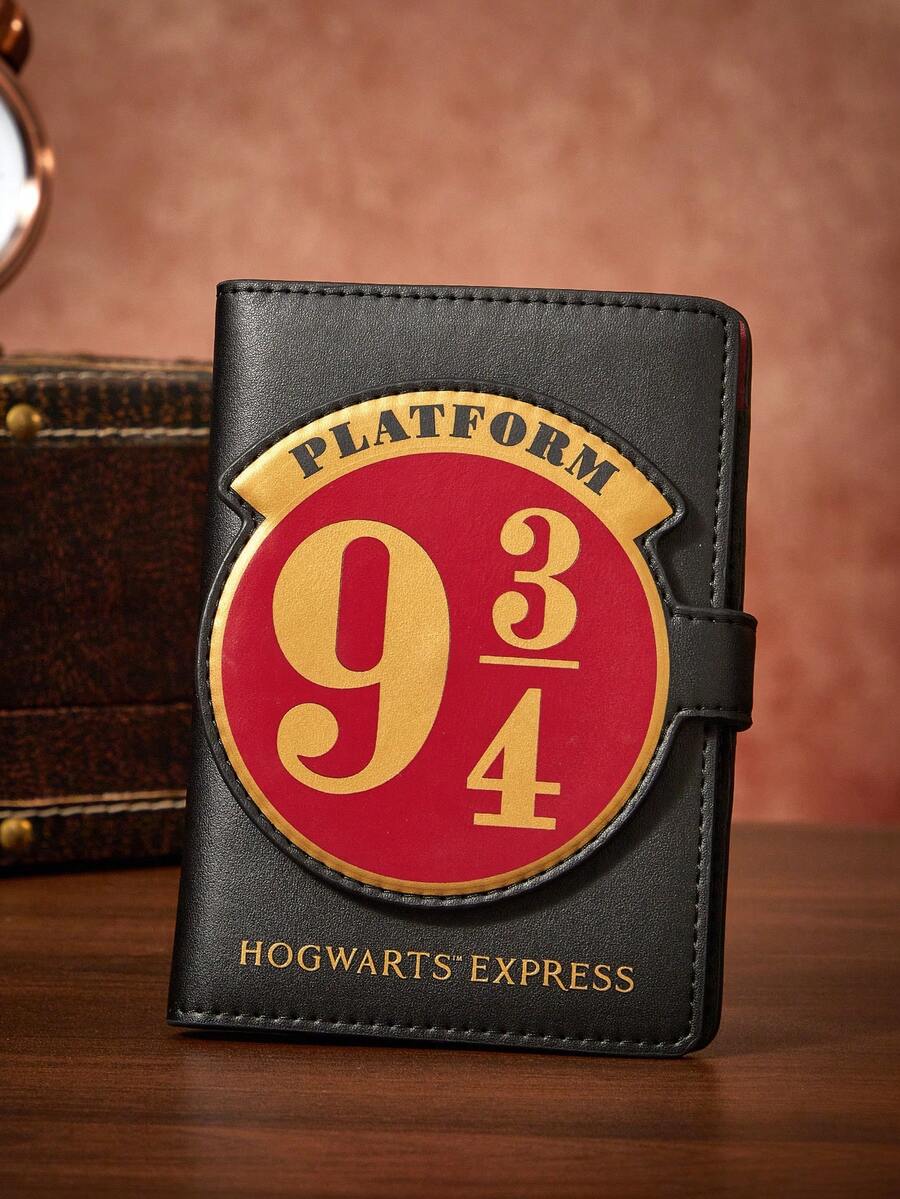 HARRY POTTER X SHEIN 1 Porte-passeport imprimé avec motif insigne en cuir PU, peut contenir des passeports, des cartes d'embarquement, comporte deux fentes pour cartes, convient aux hommes, aux femmes et aux adolescents, idéal pour les voyages, les plateformes, 9 3/4, Académie de la Magie - Noir - Voir 1