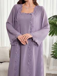 Al Najma 大码女士优雅纯色花卉刺绣方领阿拉伯风格长款连衣裙，夏季 - 紫色 - 查看 5