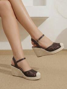 Styleloop Chaussures femme mode bout rond talon compensé plateforme, bande de cheville en dentelle marron et maille respirante. Talon compensé en corde de chanvre confortable pour un usage quotidien, les déplacements et les vacances. Chaussures sandales femme style pastoral bohème simple - Marron - Voir 2
