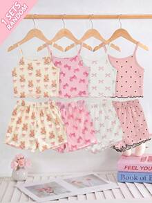 [Gửi ngẫu nhiên 1 bộ] Bộ đồ ngủ mặc nhà 2 món cho bé gái chập chững mùa hè, áo hai dây họa tiết gấu & nơ kết hợp quần short in trái tim nhỏ toàn thân, thiết kế gấu bèo nhún, chất liệu dệt kim mềm mại thoải mái, phù hợp mặc ở nhà và đi chơi, đa năng - Nhiều màu - Xem 4
