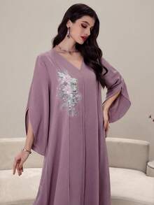 Yasmyna 撞色拼接奢华3D刺绣贴花V领长袖土耳其长裙 - 紫色 - 查看 7
