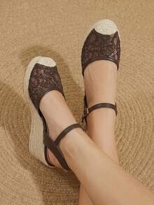 Styleloop Chaussures femme mode bout rond talon compensé plateforme, bande de cheville en dentelle marron et maille respirante. Talon compensé en corde de chanvre confortable pour un usage quotidien, les déplacements et les vacances. Chaussures sandales femme style pastoral bohème simple - Marron - Voir 5