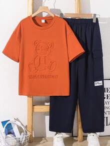 SHEIN 2件套儿童/青少年男童休闲百搭舒适压纹图案圆领宽松短袖针织T恤和工装裤套装，适合返校穿着 - 銅色 - 查看 5