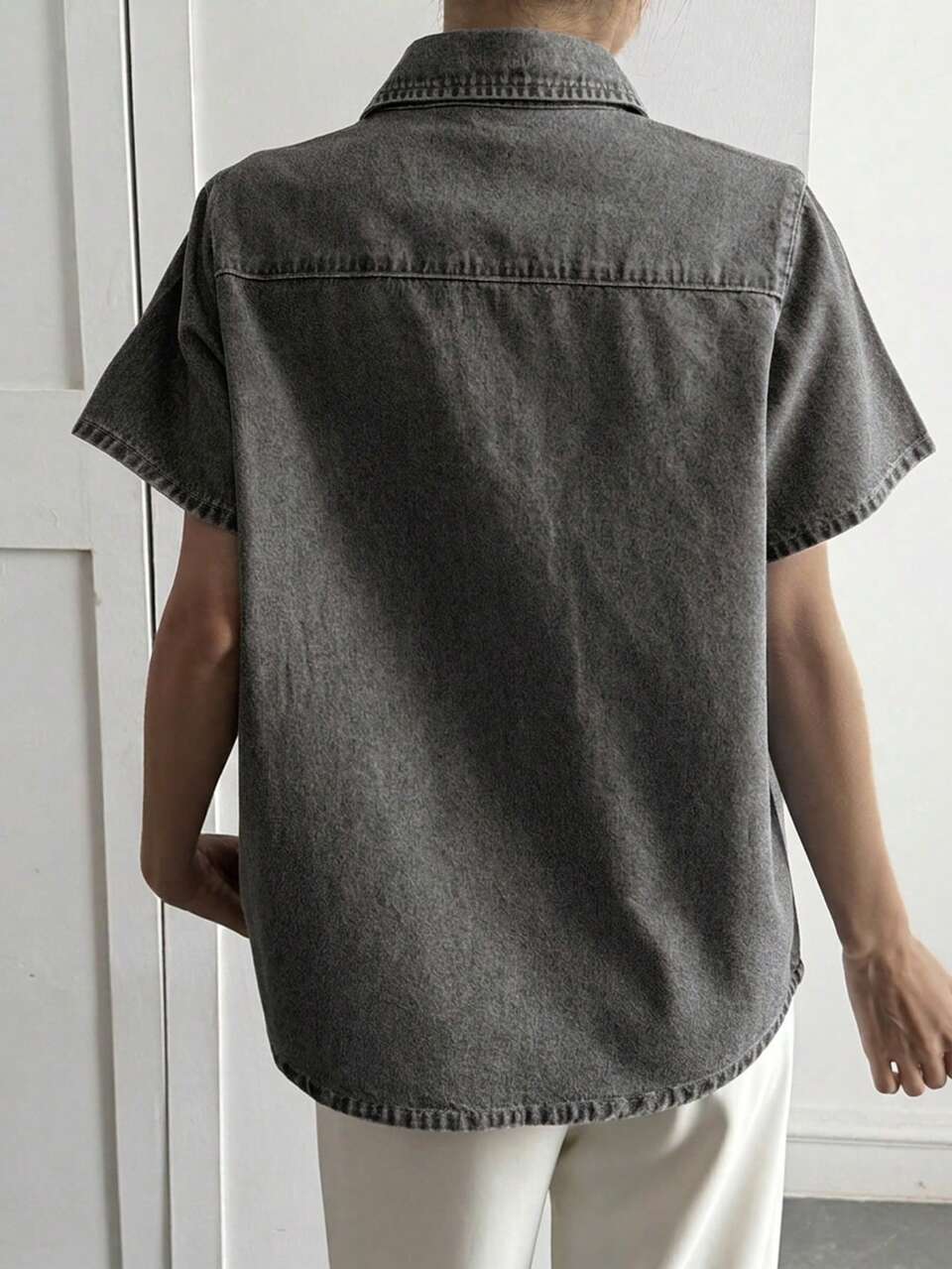 Women's Casual Denim Shirt With Lapel Collar And Large Pockets
