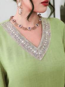 Al Najma Vestido elegante de manga larga, cuello en V, suelto y de unicolor con decoración de cinta para uso diario - Verde - Ver 4