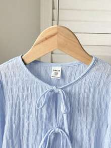 SHEIN Blusa casual minimalista cómoda de cuello redondo manga larga con lazo y nudo de tela texturizada para niña preadolescente, atuendo de vuelta al colegio otoño/invierno - Azul - Ver 4