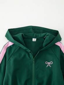 SHEIN 这款森林绿女童运动套装包含两件套，搭配柔和的雾色撞色设计，带来清新柔和的视觉对比，饰有蝴蝶结刺绣，粉色和绿色的撞色拼接更添精致。盐也可以很甜，适合日常上学、运动、旅行、居家穿着，宽松版型适合不同身材，是春夏休闲的理想之选。 - 綠色 - 查看 8