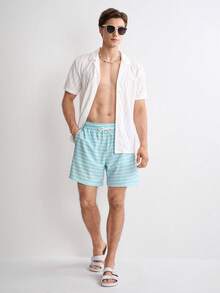 Manfinity Swimmode 夏季男士條紋印花抽繩腰海灘短褲，度假海邊夏威夷熱帶泳褲，情侶約會度假穿搭 - 淺藍色 - 查看 7