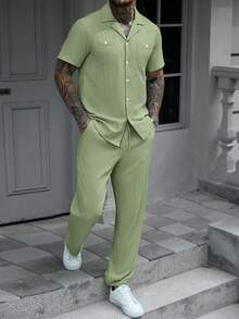 Manfinity CasualCool 2件組男士休閒純色紋理短袖襯衫與抽繩腰鬆直筒長褲套裝，兩件式穿搭衣著，舒適正式 - 綠色 - 查看 3
