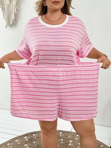 SHEIN CURVE+ Bộ hai món dành cho nữ cỡ lớn, gồm áo thun ngắn tay cổ tròn kẻ sọc màu hồng nhạt và quần short. - Hồng - Xem 4