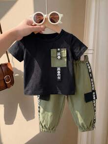 SHEIN Playful Pals 寶寶男孩春夏季休閒短袖T卹，附有印花口袋和字母編織膠帶細節，以及貨運褲套裝 - 綠色 - 查看 3