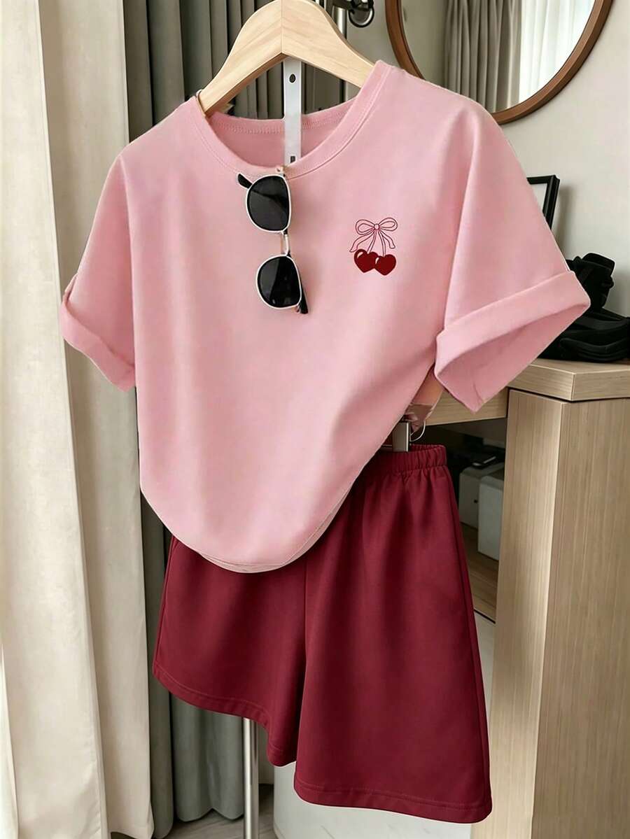 SHEIN 少女樱桃印花短袖短裤套装,休闲舒适的春夏装,时尚设计,适合户外活动、野餐、街头摄影、居家、上学、节日庆典、送礼等场合。 - 彩色 - 查看 1
