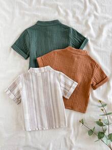 SHEIN Vintaside Kids Set de 3 piezas de ropa para bebé y niño pequeño, camisa de manga corta casual, suave y cómoda, de unicolor minimalista con cuello medio abierto en azul, albaricoque y verde, adecuada para uso diario, viajes, fiestas, primavera o verano - Multicolor - Ver 2