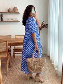 Enliva Große Größen V-Ausschnitt Kurzarm Allover-Muster Rüschensaum elegantes Kleid, für Sommer, Strandkleid Sommerkleid, Urlaubsoutfits Boho Urlaub, für Apfel- und rundliche Körperform - Blau - Übersicht 2