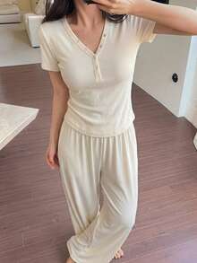 DAZY 2件組女款純色V領修身短袖T恤與寬鬆直筒長褲睡衣套裝，夏季 - 米色 - 查看 1