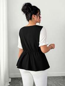 SHEIN CURVE+ Camisa casual elegante e intelectual de mulheres plus size, design de botão único com mangas bufantes de cor contrastante e cintura elástica para efeito de afinar, adequada para trabalho, transporte e lazer diário - Preto e Branco - Visão 2