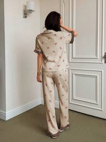 Napfluff Conjunto de pijama para mujer con cuello de solapa, manga corta, estampado de lazo a rayas azules y parches de color contrastante - Marrón - Ver 2