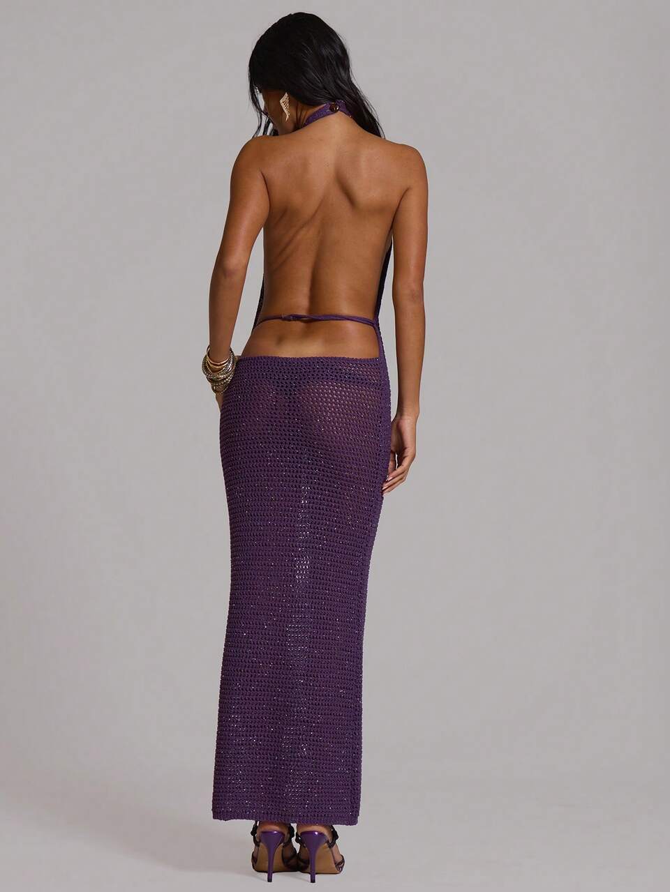 Lila Strick-Maxikleid mit Pailletten und extrem tiefem Ausschnitt für den Strand