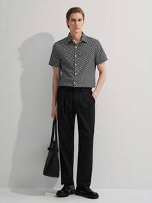Manfinity CityGents 男士幾何圖案短袖襯衫，扣緊圖案格紋工作或休閒裝 - 黑與白 - 查看 5