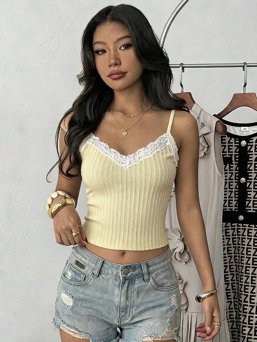 SHEIN 少女黄色纹理罗纹蕾丝褶皱胸部甜美休闲吊带背心,适合返校、假日家庭户外春季野餐、日常穿着。 - 黃色 - 查看 1