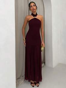 SHEIN Glamour 这款优雅连衣裙采用复古露背吊带设计，凸显肩颈线条，露背设计更添背部美感。修身上衣搭配高腰百褶裙，打造迷人廓形。弹力面料舒适贴合身形，轻盈的百褶裙面料垂坠感极佳，活动自如。这款女士长款礼服适合出席晚宴、宴会、红毯、约会等各种场合。 - 酒紅色 - 查看 8