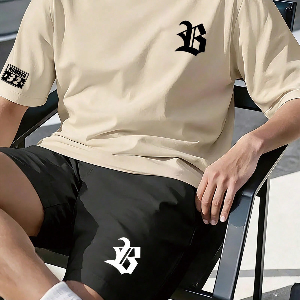 Conjunto de camiseta y pantalones cortos de hombre con estampado de letra B gótica en color caqui, atuendo casual, vacaciones