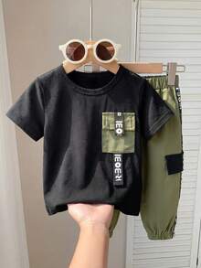 SHEIN Playful Pals 寶寶男孩春夏季休閒短袖T卹，附有印花口袋和字母編織膠帶細節，以及貨運褲套裝 - 綠色 - 查看 4