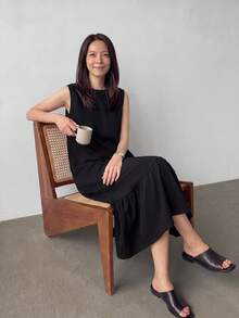 Yumoku 簡約時尚黑色夏季無袖長洋裝，圓領抽褶背部設計，荷葉邊下擺A字版型，日常休閒優雅通勤穿搭 - 黑色 - 查看 7