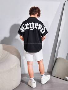 Camisa infantil/pré-adolescente masculina confortável, casual e versátil, com estampa de letras, manga curta, em tecido plano. Ideal para uso interno e externo, dia a dia, esportes, brincadeiras, festas, ensaios fotográficos, férias e primavera/verão. - Preto - Ver 5