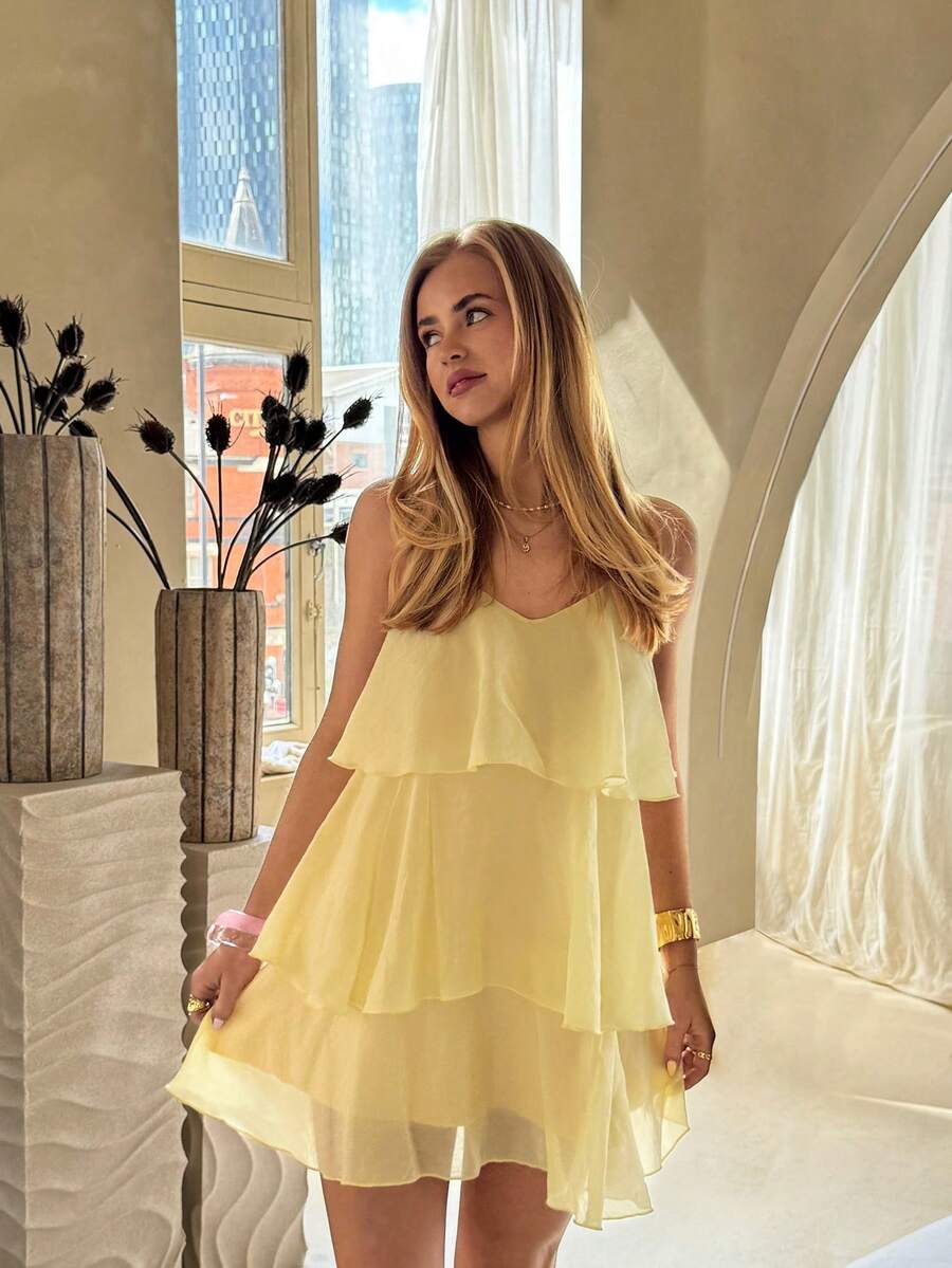 CovetEZ Vestido mini casual de primavera/verano para mujer, amarillo con volantes en capas, estilo dulce y puro deseo, tirantes finos, escote en V, sin mangas, vestido mini casual de verano, vestido mini de moda para mujer con volantes en capas amarillos, vestido corto de verano con escote en V, sin mangas y corte A con volantes, vestido mini elegante sin mangas amarillo para mujer, bajo con volantes en capas - Amarillo - Ver 1