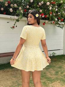 SHEIN EZwear 大码女式夏季休闲度假风全印花雏菊花卉圆领收腰连体裤 - 鵝黃色 - 查看 2