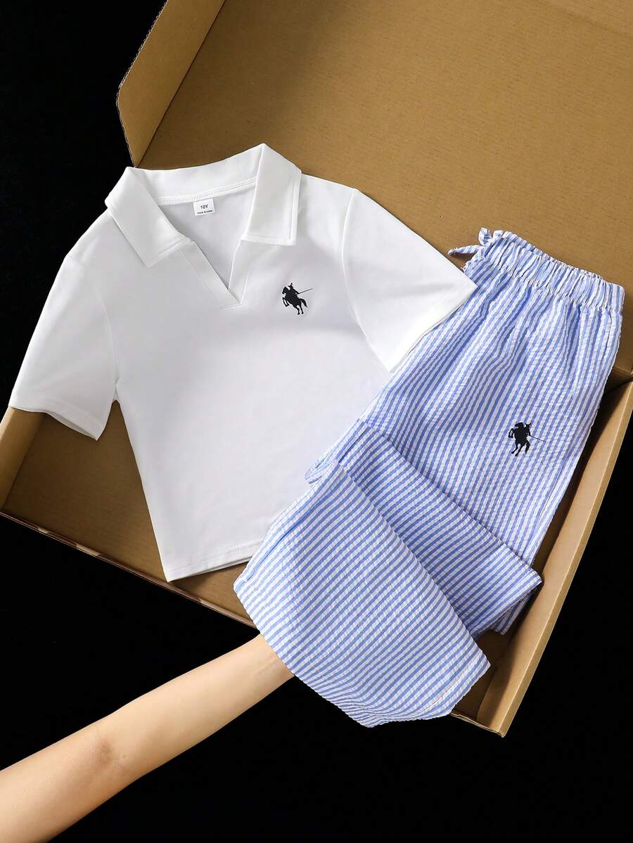 SHEIN 女童休闲两件套。V领翻领Polo衫搭配蓝白竖条纹阔腿裤。饰以经典小马刺绣,简约清新,尽显学院风,是春夏日常穿着和外出活动的理想之选。 - 藍色 - 查看 1