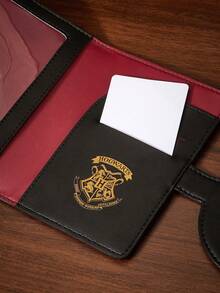 HARRY POTTER X SHEIN 1 Porte-passeport imprimé avec motif insigne en cuir PU, peut contenir des passeports, des cartes d'embarquement, comporte deux fentes pour cartes, convient aux hommes, aux femmes et aux adolescents, idéal pour les voyages, les plateformes, 9 3/4, Académie de la Magie - Noir - Voir 3