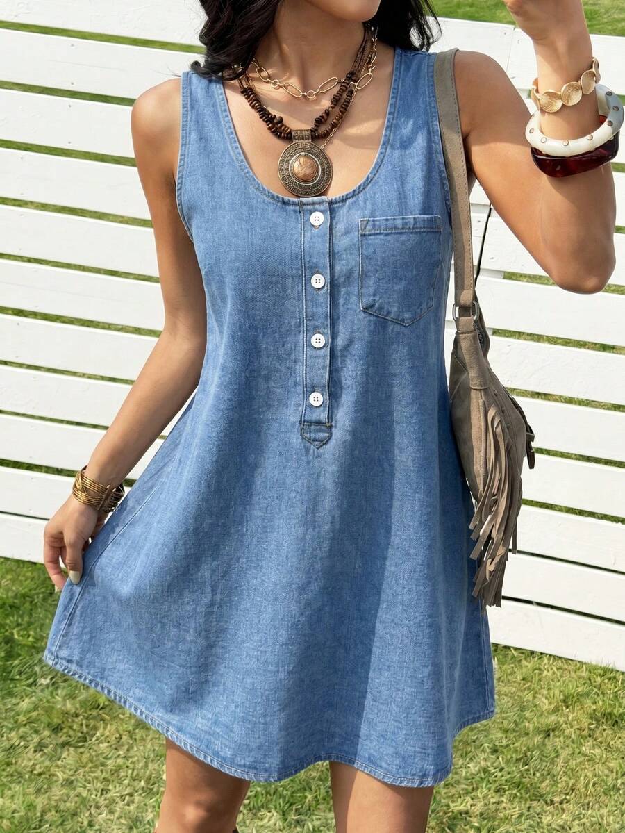 SHEIN PETITE 娇小款女士U领半扣无袖牛仔连衣裙，带口袋，休闲夏季海滩及街头服饰 - 淺色水洗藍 - 查看 1