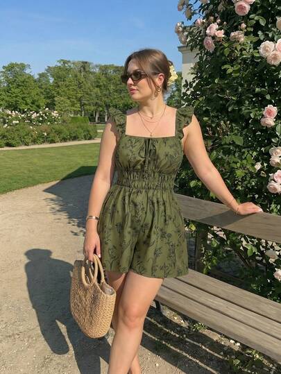 SHEIN MOD Zielony kombinezon w kwiaty z falbanką w talii w dużym rozmiarze, kombinezon w kwiaty w stylu retro, styl wiejskiej dziewczyny, nadruk tapety, strój na wieś, strój na wiosnę/lato, strój podróżny na wczesną jesień