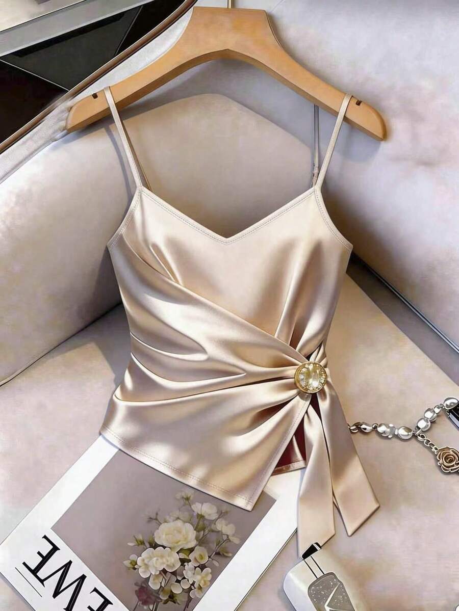 Franclia Áo hai dây satin nữ kiểu dáng lãng mạn, phối vạt bất đối xứng, thắt dây trang trí kim loại, viền bèo nhún, áo satin thanh lịch, áo hai dây satin nữ, áo satin cao cấp. - Màu be - Xem 1