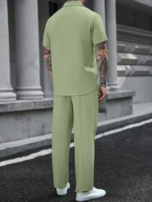 Manfinity CasualCool 2件組男士休閒純色紋理短袖襯衫與抽繩腰鬆直筒長褲套裝，兩件式穿搭衣著，舒適正式 - 綠色 - 查看 2