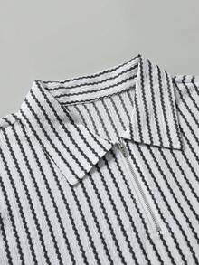 Manfinity Homme 男士夏季 Polo 领短袖衬衫，条纹拉链设计，休闲日常穿着，适合度假和通勤。 - 黑與白 - 查看 4