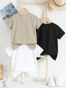 SHEIN 僅 T-Shirt，3件裝青少年男孩休閒字母印花圖案圓領針織 T-Shirt（不含短褲），適合學校與戶外穿著，春/夏 - 黑與白 - 查看 2