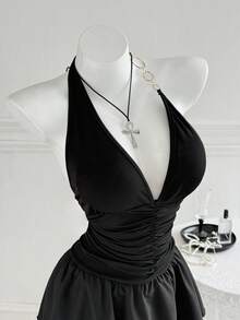 Sweetra Gaun Mini Ukuran Besar Warna Hitam dengan Motif Ribbed Rajut, Patchwork Rantai Logam, Leher V, Tanpa Punggung, Pinggang Berkerut, dan Hem Berumbai Ganda, Gaun Wanita Musim Panas Gaya Goth Seksi untuk Kencan Malam dan Klub - Hitam - View 4