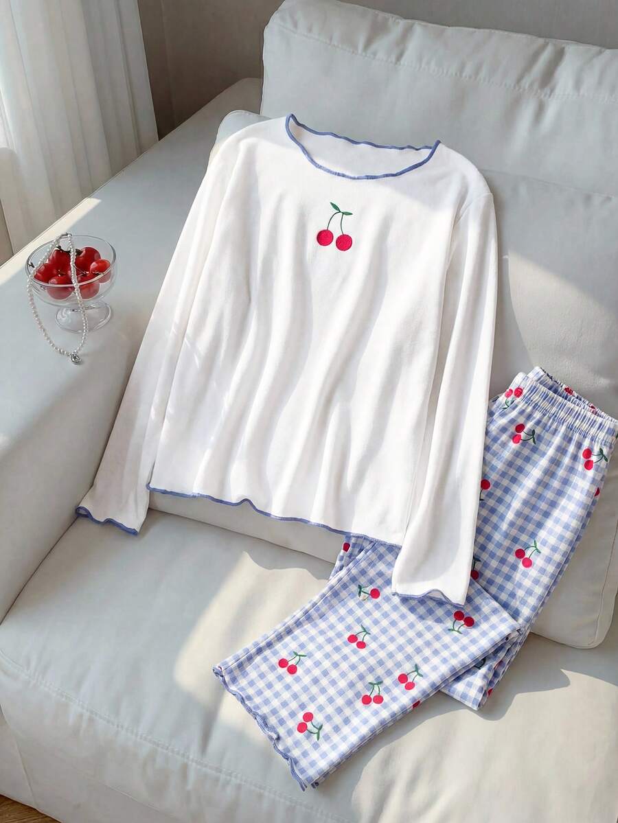 Bộ đồ ngủ cho bé gái tuổi teen, gồm áo thun trắng in hình quả anh đào ngọt ngào với viền bèo nhún màu xanh tương phản và quần dài tay dài in hình quả anh đào màu xanh dương với gấu quần xếp ly. - trắng - Xem 1