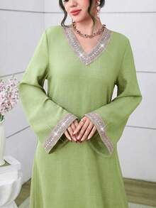 Al Najma Vestido elegante de manga larga, cuello en V, suelto y de unicolor con decoración de cinta para uso diario - Verde - Ver 6