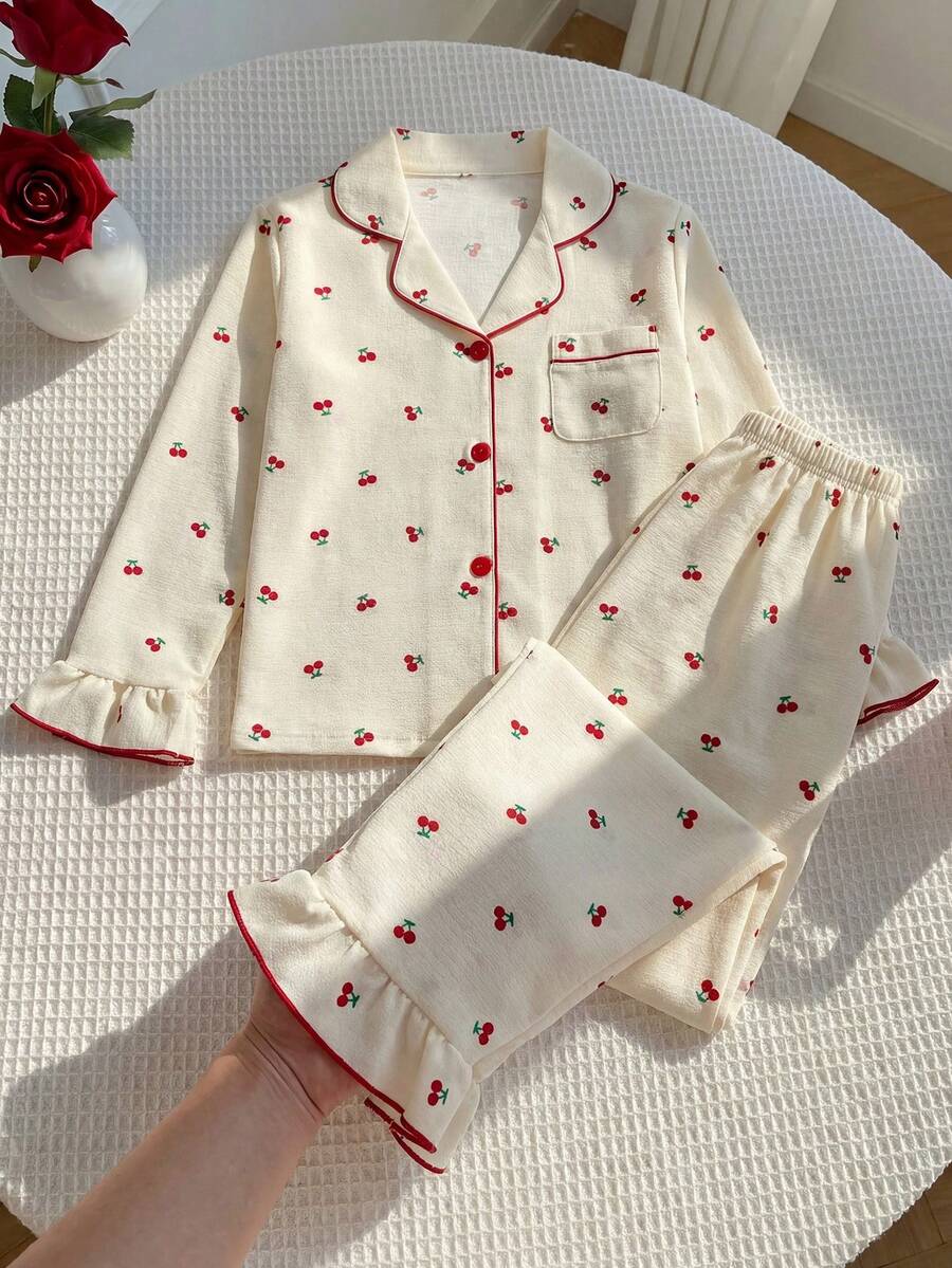 女童睡衣套装 保暖家居服两件套 - 奶油红樱桃睡衣 甜美樱桃印花翻领设计 奶油红复古优雅配色 保暖针织面料 长袖翻领上衣+长裤 樱桃图案组合 社交媒体风格 甜美复古 秋冬春夏 假日必备 少女居家两件套睡衣套装 睡衣套装两件套 - 杏色 - 查看 1