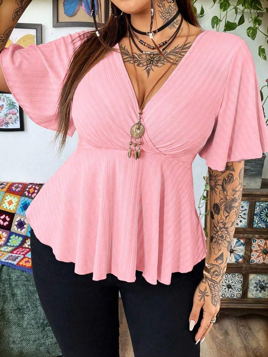 SHEIN MOOSTA Camiseta casual de talla grande con cuello en V, mangas con volantes y bajo corto, para el verano - Rosa Pálido - View 1